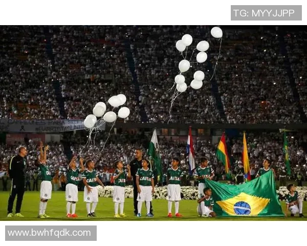 足球明星父母相继去世悲痛消息引发球迷深切悼念与缅怀